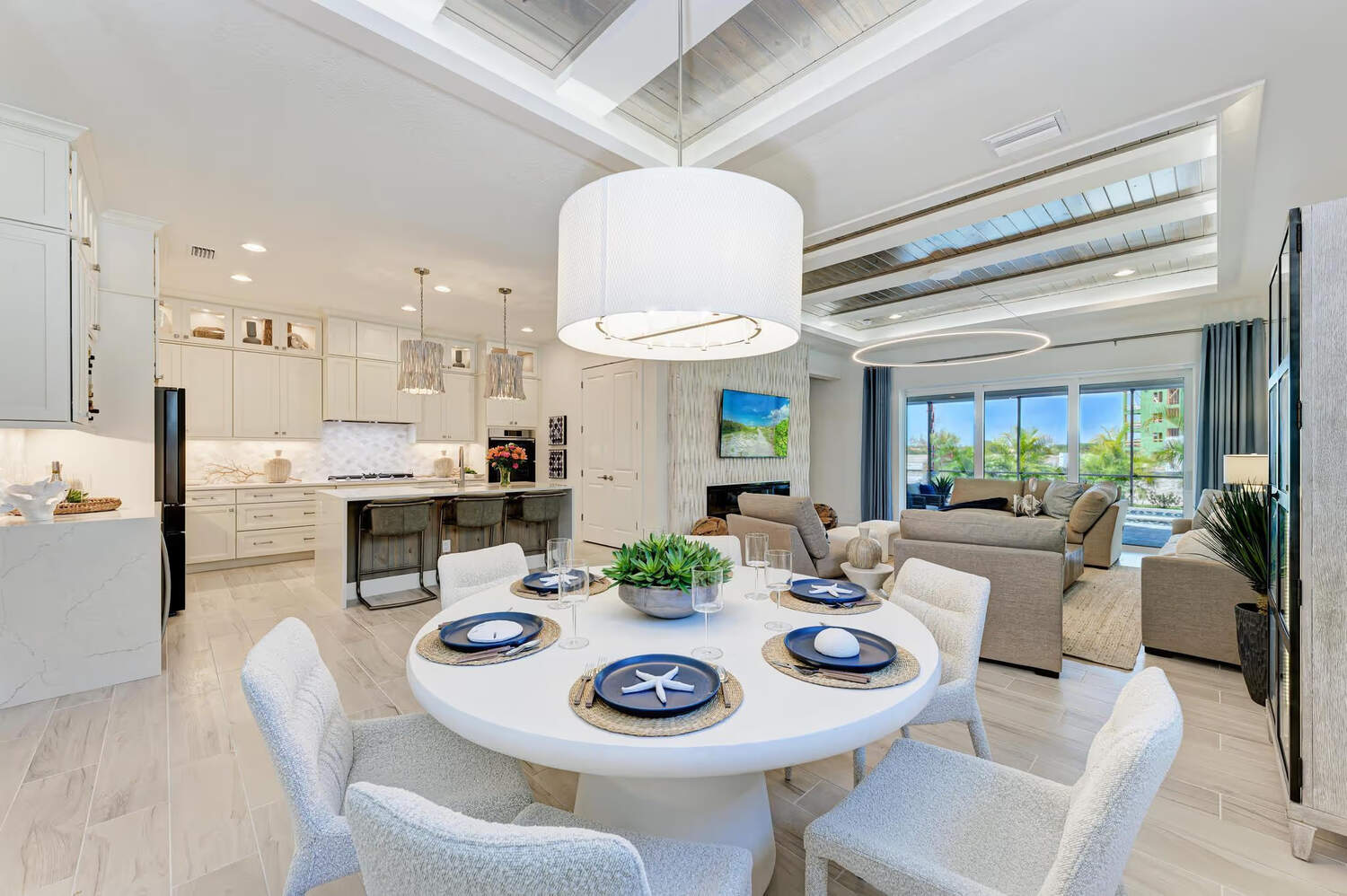 Kitchen & Dining